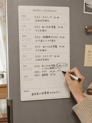 冷蔵庫のホワイトボードに手書きした週間予定